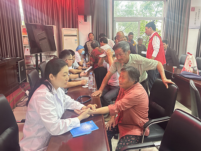 安徽省教科文衛體工會組織勞模專家團隊赴學校幫扶村開展送醫送藥義診與社會經濟咨詢服務活動