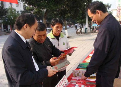普法宣傳進萬家，法治煙草促和諧——各地煙草部門多形式開展“12·4”國家憲法日法制宣傳活動